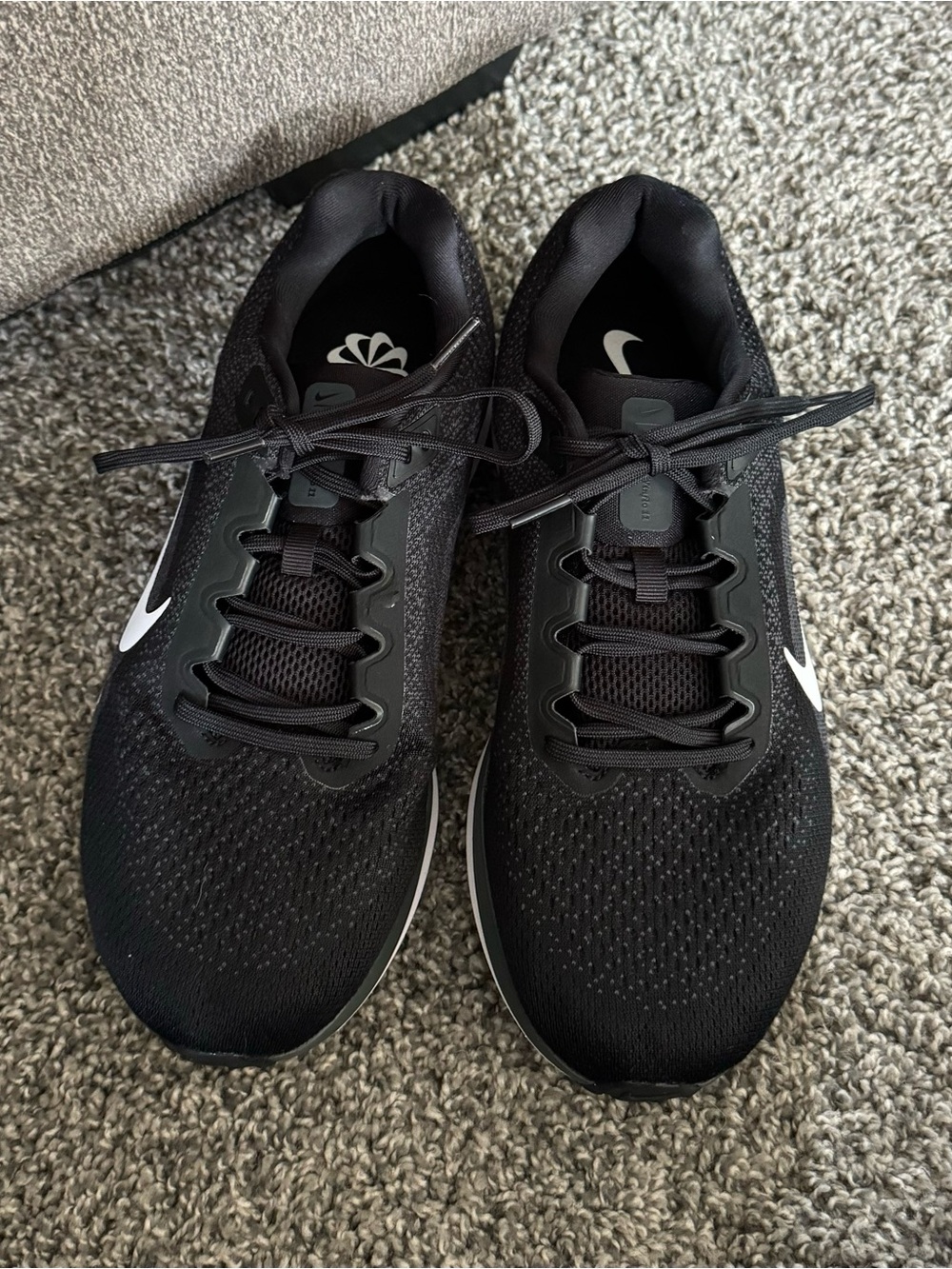 Nike Men's Black and White Athletic Shoes - Picture 3 of 5